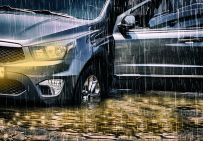 水没車とは、洪水や大雨の影響で「水に浸かってしまった車」